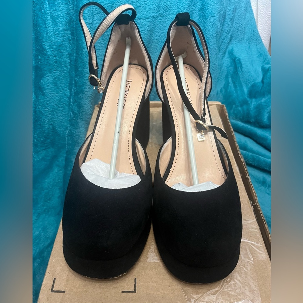 Elegant Black Heels with Sleek Design